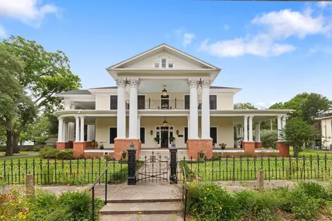 401 N Walnut Avenue Ave, Eagle Lake, TX 77434