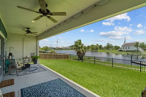 639 29th St, San Leon, TX 77539