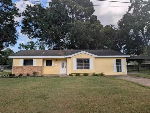 3895 Bristol Dr, Beaumont, TX 77707