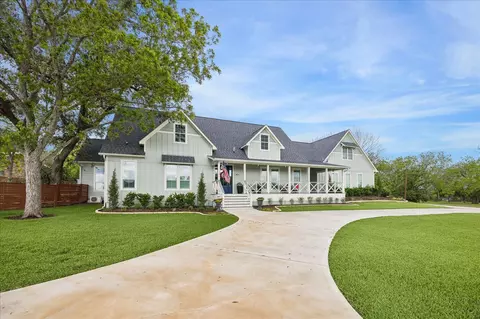 859 E Glenn St, Bellville, TX 77418