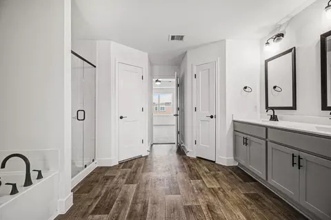 Entry Way - 720 Greystone Ln, Angleton, TX 77515 photo 6 of 7
