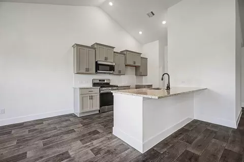 Kitchen - 720 Greystone Ln, Angleton, TX 77515 photo 2 of 2