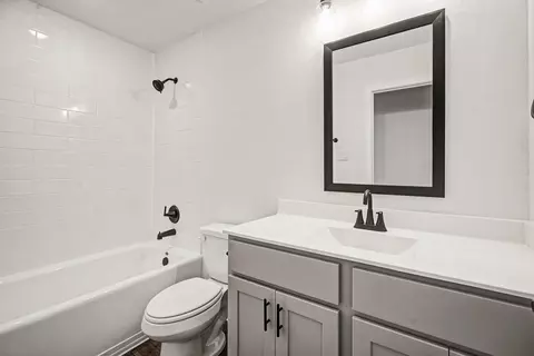 Bath - 720 Greystone Ln, Angleton, TX 77515 photo 1 of 2