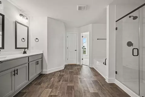 Entry Way - 720 Greystone Ln, Angleton, TX 77515 photo 5 of 7