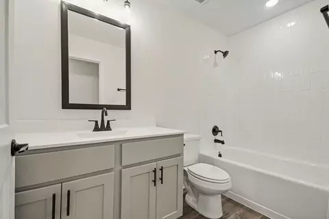 Bath - 720 Greystone Ln, Angleton, TX 77515 photo 1 of 1