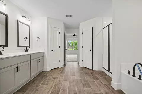 Entry Way - 720 Greystone Ln, Angleton, TX 77515 photo 4 of 5