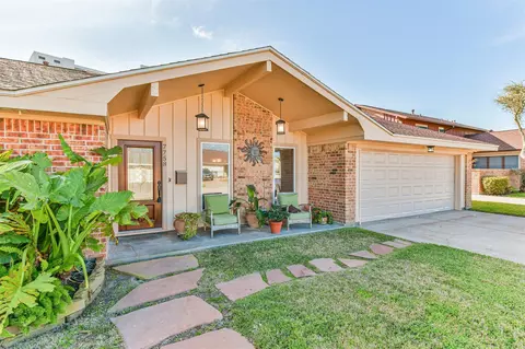 7758 Chantilly Cir, Galveston, TX 77551