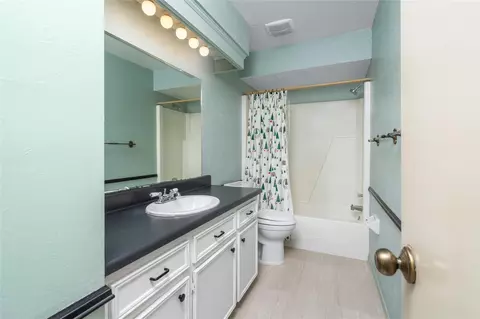 Bath - 7015 Rosebrook Cir, Spring, TX 77379 photo 2 of 2