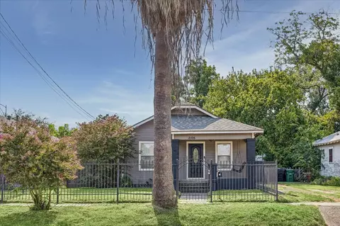 2105 Lawrence St, Houston, TX 77008