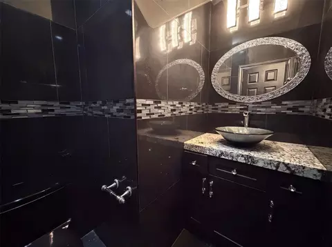 Bath - 6127 Willowcrest Ct, Spring, TX 77389 photo 3 of 5