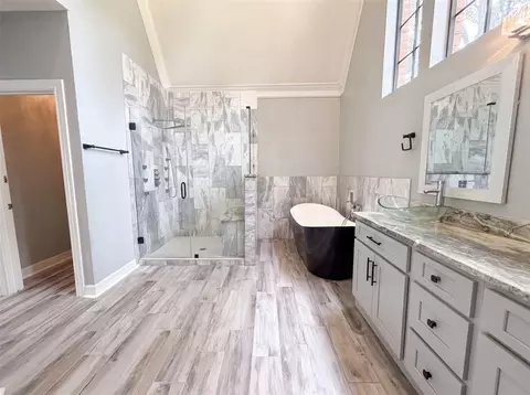 Bath - 6127 Willowcrest Ct, Spring, TX 77389 photo 2 of 5