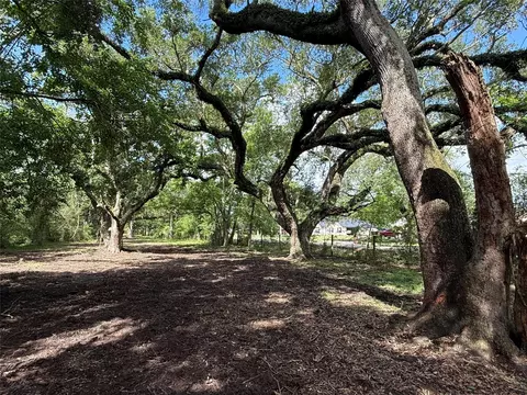 6833 Bryan Rd, Jones Creek, TX 77541