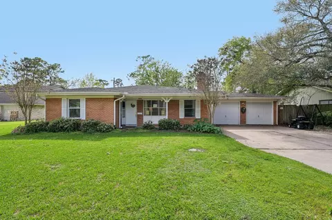 3036 Crest Dr, Dickinson, TX 77539