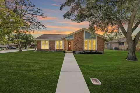 51 Lotus Ct, Lake Jackson, TX 77566