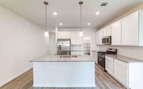 Kitchen - 4343 Maple Root Ln, Pinehurst, TX 77362 photo 3 of 4