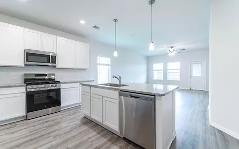 Kitchen - 4343 Maple Root Ln, Pinehurst, TX 77362 photo 4 of 4