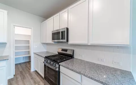 Kitchen - 4343 Maple Root Ln, Pinehurst, TX 77362 photo 2 of 4