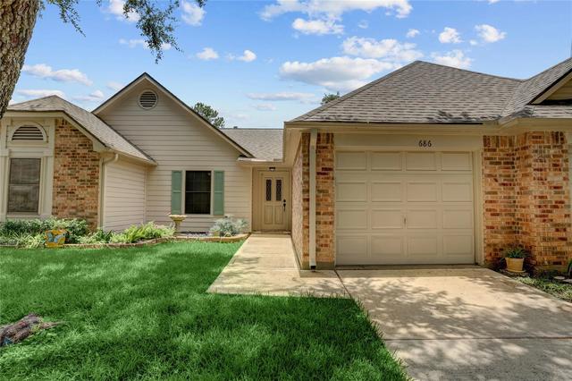 686 W Country Grove Cir, Pearland, TX 77584