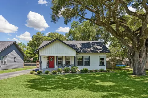 705 4th St, Sealy, TX 77474
