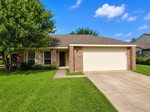 325 Old Course Dr, Friendswood, TX 77546