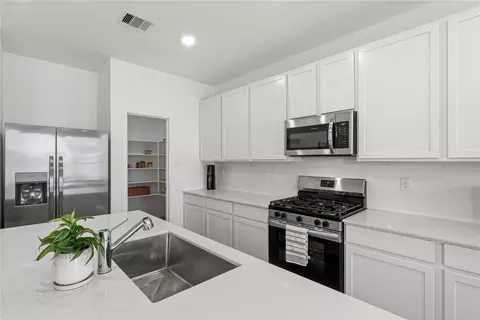 Kitchen - 907 Heaven Dr, Beasley, TX 77417 photo 4 of 4