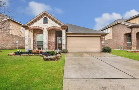 6715 Hunters Trace Ln, Baytown, TX 77521