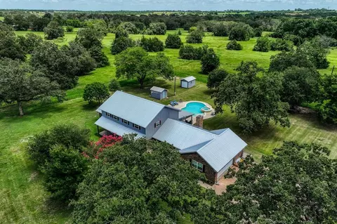 528 E Us Highway 290 Hwy, Carmine, TX 78932