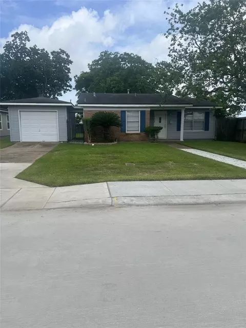 102 Forest Oaks Ln, Lake Jackson, TX 77566