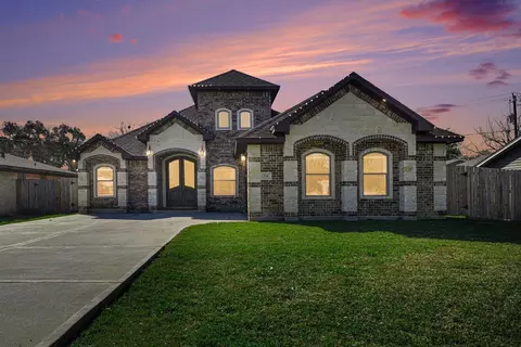 714 S Kansas St, La Porte, TX 77571
