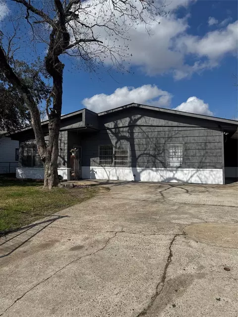 9113 Oak Knoll Ln, Houston, TX 77078