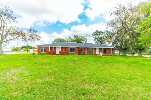 1106 5th St, Hempstead, TX 77445