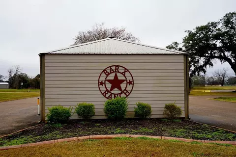 808 Chuckwagon Trl, Angleton, TX 77515 photo 1