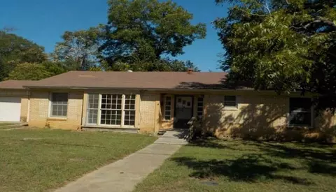 812 Tyler St, Jacksonville, TX 75766