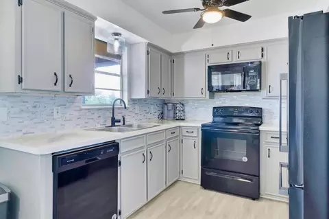 Kitchen - 311 Harbor Dr, Onalaska, TX 77360 photo 1 of 2