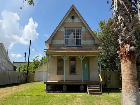 211 Morton Ave, Palacios, TX 77465