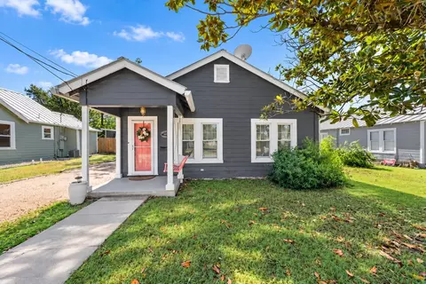 605 N Robinson Ave, Kerrville, TX 78028