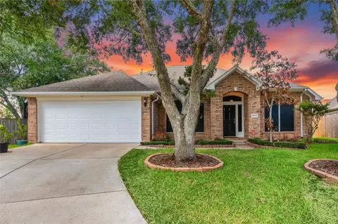 8823 Saratoga Dr, Sugar Land, TX 77479