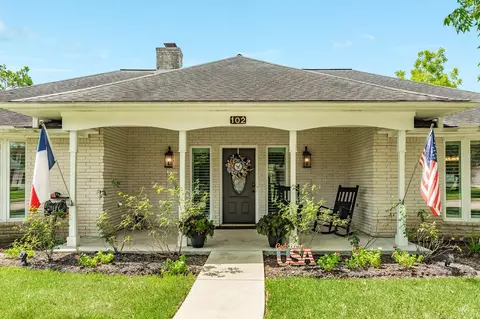 102 Buttercup St, Lake Jackson, TX 77566