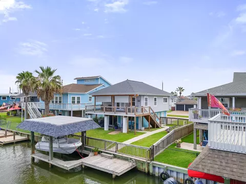 66 Tarpon St, Bayou Vista, TX 77563