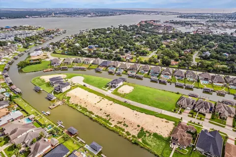 610 Appia Dr, Kemah, TX 77565