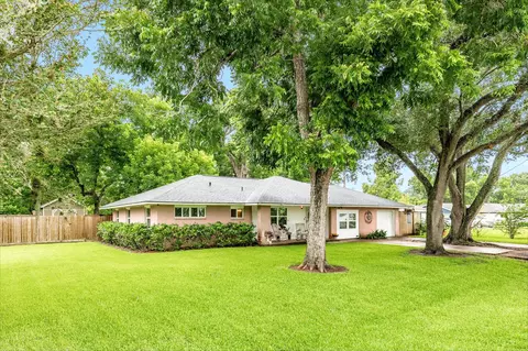 303 Southern Oaks Dr, Lake Jackson, TX 77566