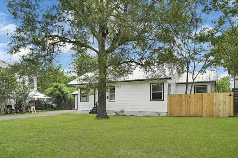Exterior - 1202 N Roberson St, Conroe, TX 77301 photo 4 of 12