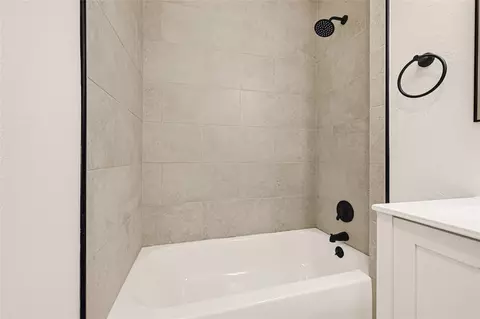 Bath - 1202 N Roberson St, Conroe, TX 77301 photo 4 of 5
