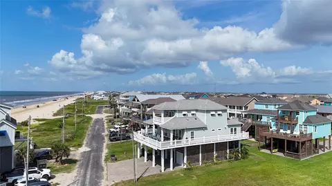 2809 Tradewind Ln, Crystal Beach, TX 77650