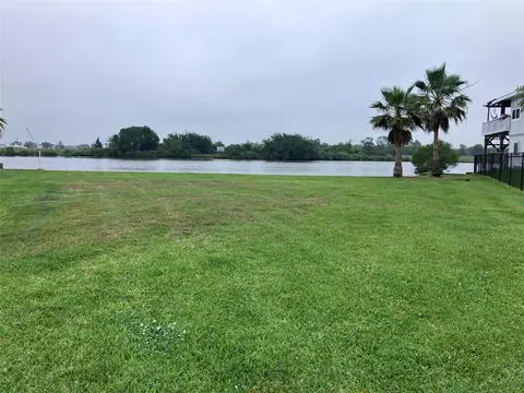 4408 Island Dr, Dickinson, TX 77539