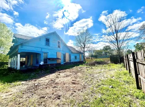 445 W Hartel St, Sour Lake, TX 77659