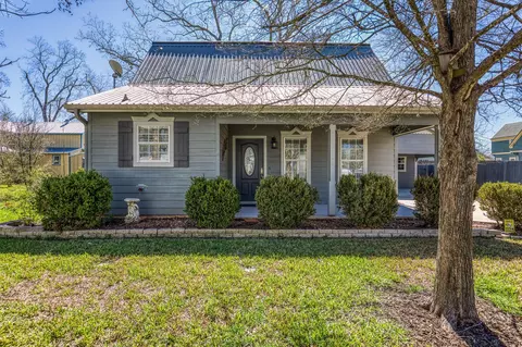 210 W Bell St, Fayetteville, TX 78940