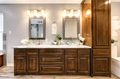 Bath - 3010 E Legends Bend Dr, Spring, TX 77386 photo 3 of 5