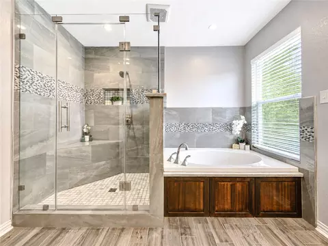 Bath - 3010 E Legends Bend Dr, Spring, TX 77386 photo 2 of 5