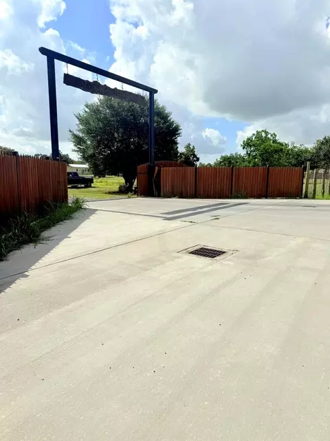 21728 Fairground Rd, Hempstead, TX 77445